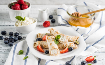 Картинка еда блины +оладьи ягоды голубика мед рулеты творог клубника