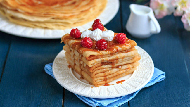 Обои картинки фото еда, блины,  оладьи, сироп, размытие, ягоды, малина, блинчики, выпечка, тарелка