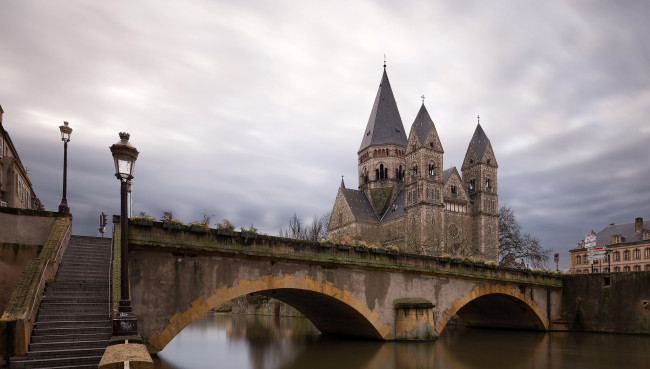 Обои картинки фото города, - мосты, сумерки, дворец, тучи, мост, лестница, metz, канал, храм, дома, франция, небо, река, облака, фонари