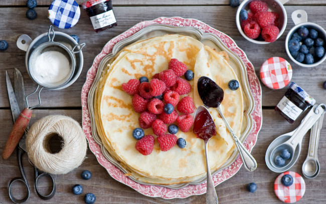Обои картинки фото еда, блины,  оладьи, тонкие, с, малиной, и, черникой