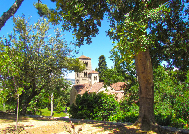 Обои картинки фото барселона, города, барселона , испания, здание, деревья