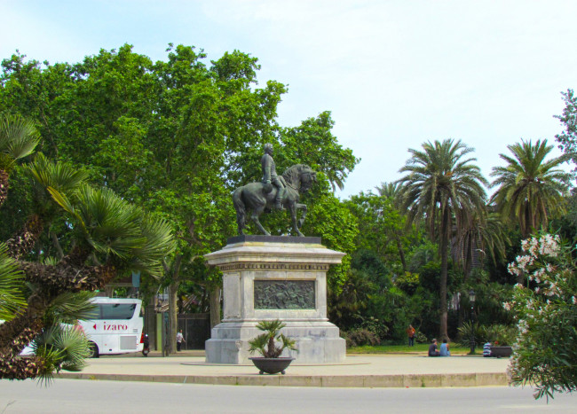 Обои картинки фото барселона, города, барселона , испания, памятник, деревья