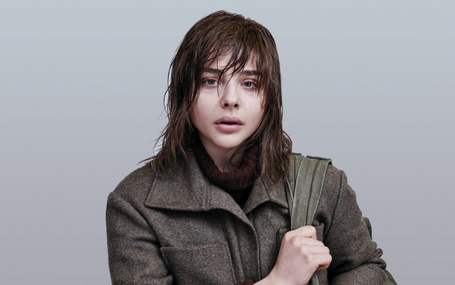 Обои картинки фото кино фильмы, suspiria , 2018, chloe, grace, moretz, suspiria, пальто