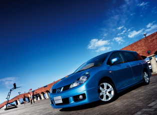 Картинка автомобили nissan datsun ниссан синий стена люди баскетбол