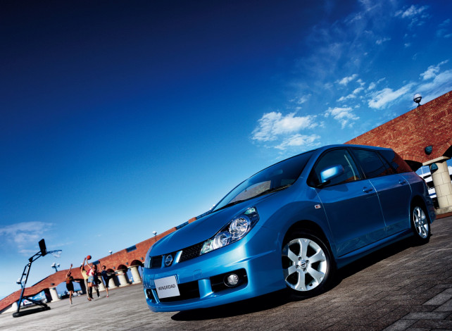 Обои картинки фото автомобили, nissan, datsun, ниссан, синий, стена, люди, баскетбол