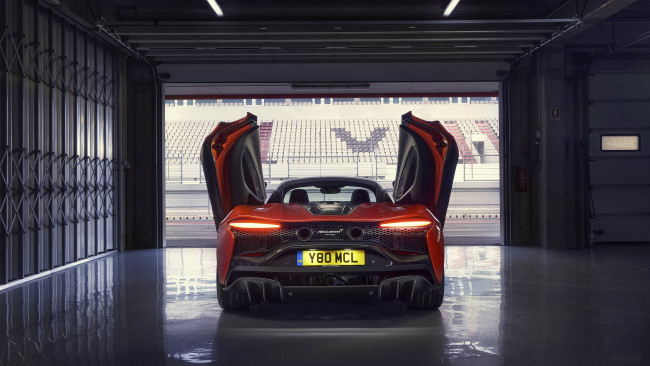 Обои картинки фото 2022 mclaren artura, автомобили, mclaren, 2022, artura, вид, сзади, супекар, гараж