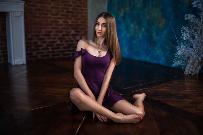 Обои картинки фото девушки, - брюнетки,  шатенки, шатенка, платье, пол