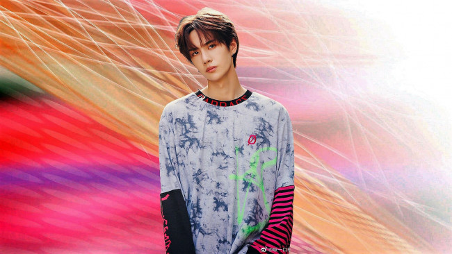 Обои картинки фото мужчины, wang yi bo, актер, певец, толстовка