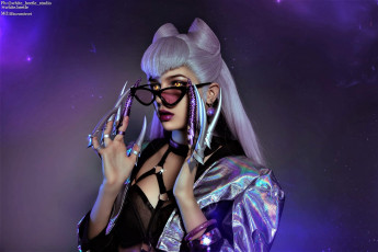 Картинка девушки kurumirori костюм образ очки когти