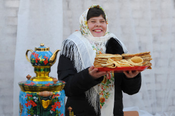 Картинка разное люди женщина блины самовар масленица