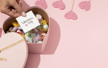 Картинка праздничные день+святого+валентина +сердечки +любовь коробка ленты сердечки рука