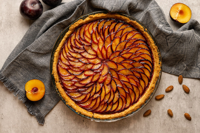 Обои картинки фото еда, пироги, сливовый, пирог, сливы, миндаль