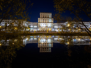 Картинка города москва+ россия дома ночь oтражение ветки московский государственный технический университет имени баумана