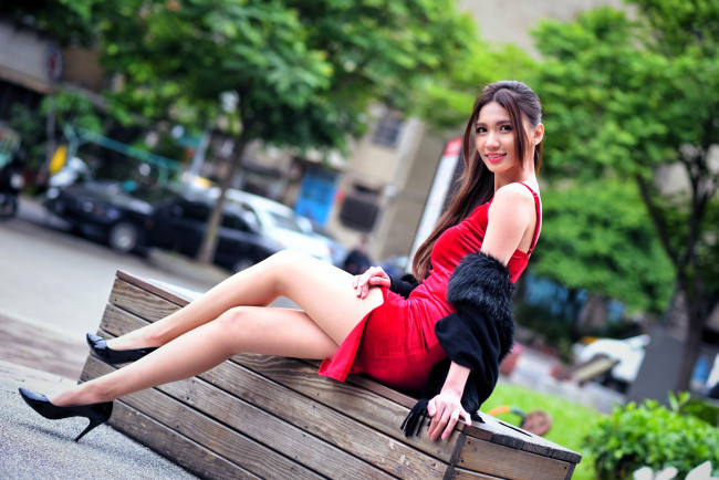 Обои картинки фото девушки, - азиатки, шатенка, платье, ящик