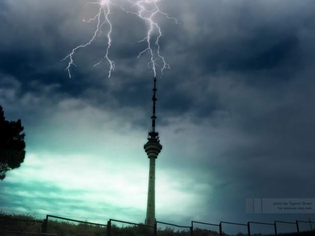 Обои картинки фото телебашня, городе, баку, природа, молния, гроза