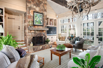 Картинка интерьер гостиная люстра столик диваны картина камин