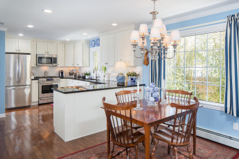 Картинка интерьер кухня стол лампа