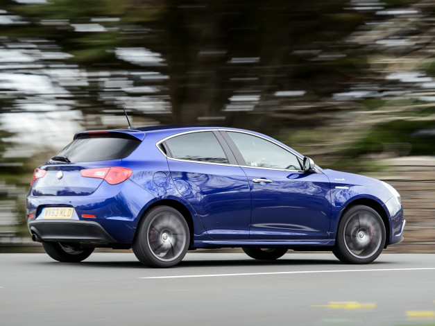 Обои картинки фото автомобили, alfa romeo, 2014, 940, uk-spec, sportiva, giulietta, синий, alfa, romeo