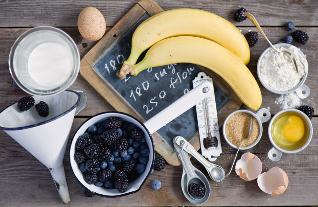 Обои картинки фото еда, разное, бананы, ягоды