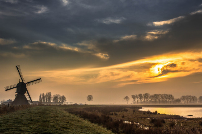 Обои картинки фото разное, мельницы, поле, ветряк, свет, река, тучи