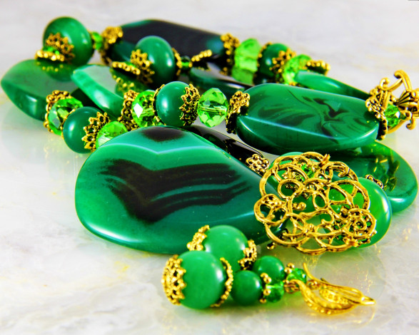 Обои картинки фото разное, украшения,  аксессуары,  веера, серьги, ожерелье, бижутерия, украшение, фон, бусы