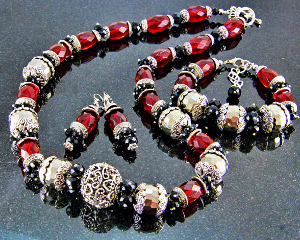 Обои картинки фото разное, украшения,  аксессуары,  веера, фон, украшение, бижутерия, ожерелье, серьги, бусы