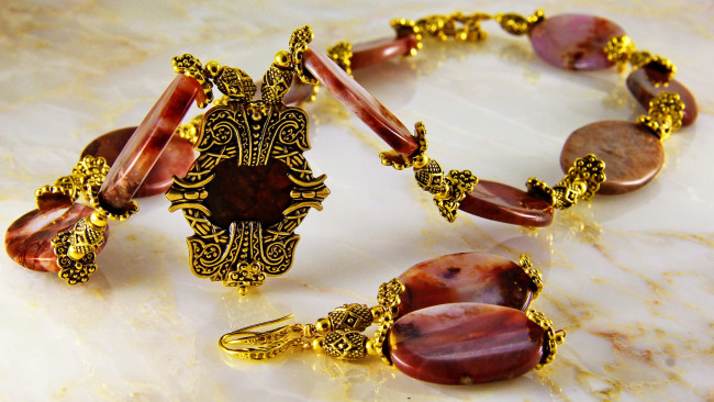 Обои картинки фото разное, украшения,  аксессуары,  веера, фон, бусы, серьги, бижутерия, ожерелье, украшение