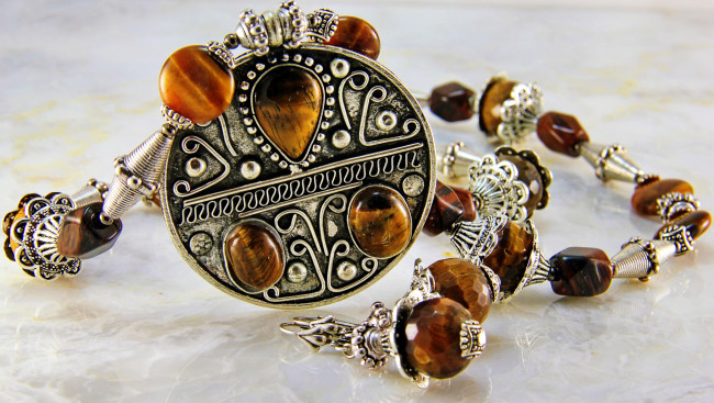 Обои картинки фото разное, украшения,  аксессуары,  веера, бусы, серьги, ожерелье, бижутерия, украшение, фон