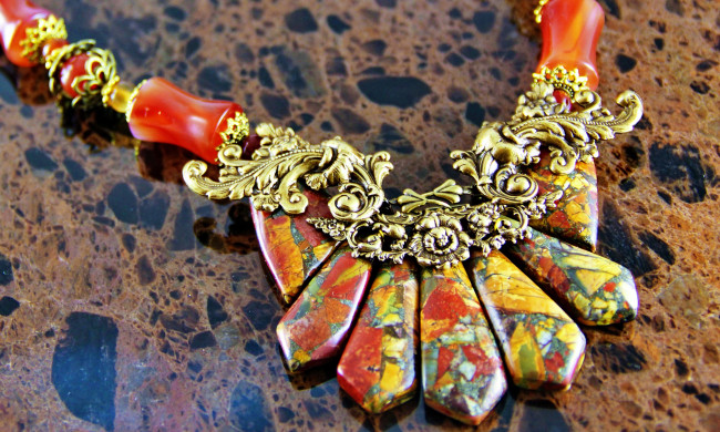 Обои картинки фото разное, украшения,  аксессуары,  веера, бижутерия, фон, украшение, бусы, серьги, ожерелье