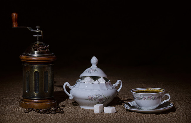 Обои картинки фото еда, кофе,  кофейные зёрна, сахар, зерна, кофемолка