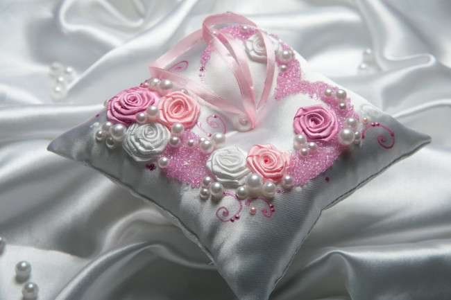 Обои картинки фото разное, ремесла,  поделки,  рукоделие, бусинки, подушка