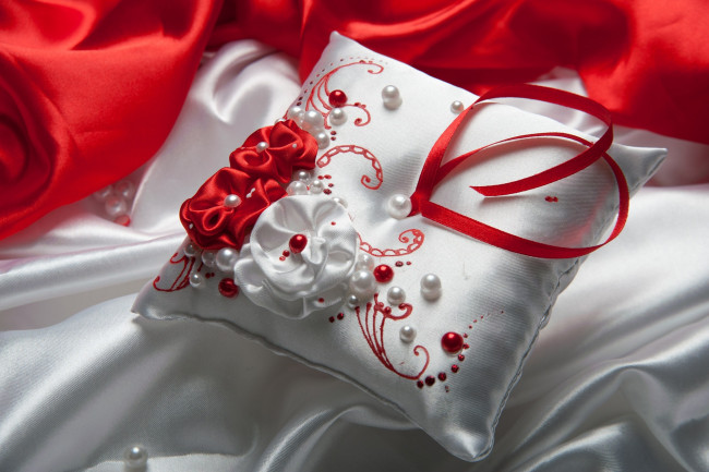 Обои картинки фото разное, ремесла,  поделки,  рукоделие, подушка, бусинки