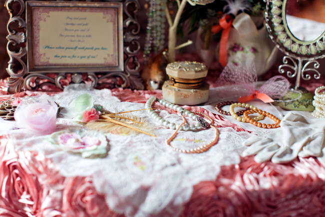 Обои картинки фото разное, украшения,  аксессуары,  веера, ретро, бусы