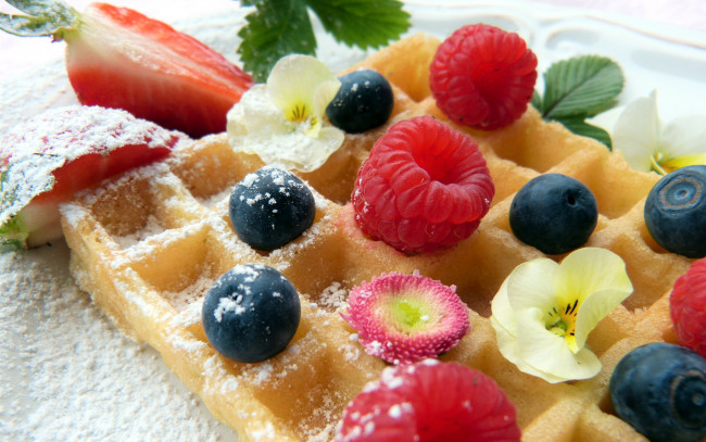 Обои картинки фото еда, блины,  оладьи, ягоды, черника, малина, клубника, вафли