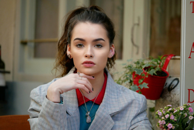 Обои картинки фото девушки, -unsort , брюнетки, темноволосые, взгляд, лицо