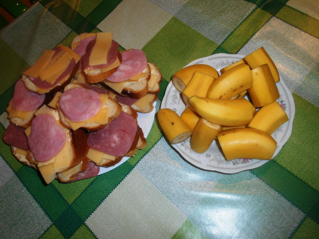 Обои картинки фото еда, бутерброды,  гамбургеры,  канапе, бананы, хлеб, сыр, колбаса