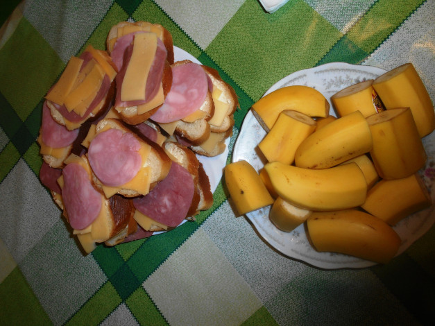 Обои картинки фото еда, бутерброды,  гамбургеры,  канапе, колбаса, хлеб, бананы, сыр