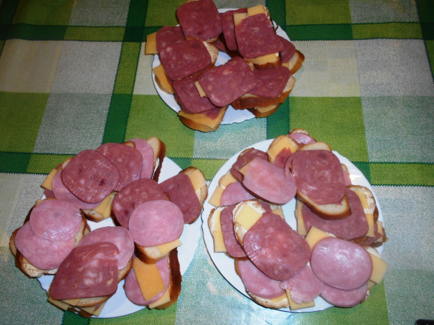 Обои картинки фото еда, бутерброды,  гамбургеры,  канапе, колбаса, хлеб, сыр