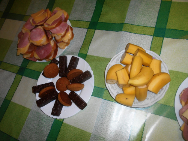 Обои картинки фото еда, бутерброды,  гамбургеры,  канапе, печенье, бананы, сыр, колбаса, конфеты, хлеб