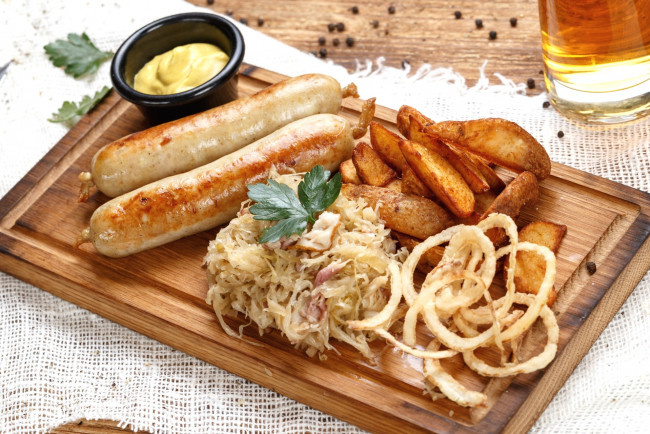 Обои картинки фото еда, колбасные изделия, салат, горчица, колбаски, картофель