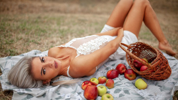 Картинка девушки -+блондинки +светловолосые блондинка подстилка яблоки корзина