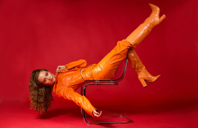 Обои картинки фото девушка - girl, девушки, - брюнетки,  шатенки, девушка, женщина, шатенка, темноволосая, сексуальная, модель, звезда, позирует, разная, обувь, верхняя, стильная, одежда, нижнее, эротическое, бельё, трусы, лифчик, колготки, чулки, аксессуары, макияж, и, множество, элементов, на, фотографии