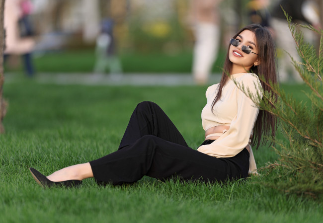 Обои картинки фото девушка - girl, девушки, - брюнетки,  шатенки, девушка, женщина, брюнетка, темноволосая, сексуальная, модель, звезда, позирует, разная, обувь, верхняя, стильная, одежда, нижнее, эротическое, бельё, трусы, лифчик, колготки, чулки, аксессуары, макияж, и, множество, элементов, на, фотографии