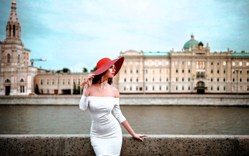 Картинка девушки -+брюнетки +шатенки шляпа платье дома здания река