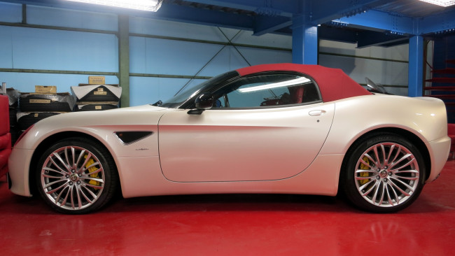 Обои картинки фото alfa, romeo, 8c, competizione, автомобили, выставки, уличные, фото, fiat, group, италия