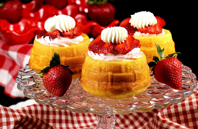 Обои картинки фото еда, пирожные, кексы, печенье, крем, клубника