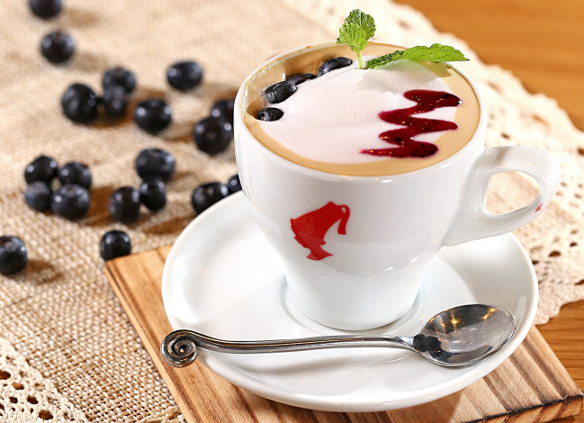Обои картинки фото еда, кофе,  кофейные зёрна, голубика, пенка
