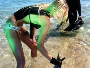 Картинка девушки adriana+sklenarikova+ karembeu трусики дайвер море перчатка рыбалка рыба топ модель улыбка адриана скленарикова