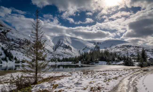 Обои картинки фото природа, реки, озера, горы, небо, лес, деревья, река, зима, снег
