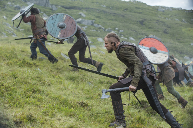 Обои картинки фото vikings , 2013,  сериал, кино фильмы, бой, густаф, скарсгард, викинги